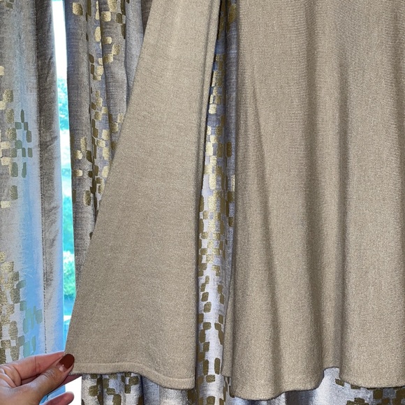 VICI:((NWT)) beige plunge neck super soft sweater - Picture 6 of 13